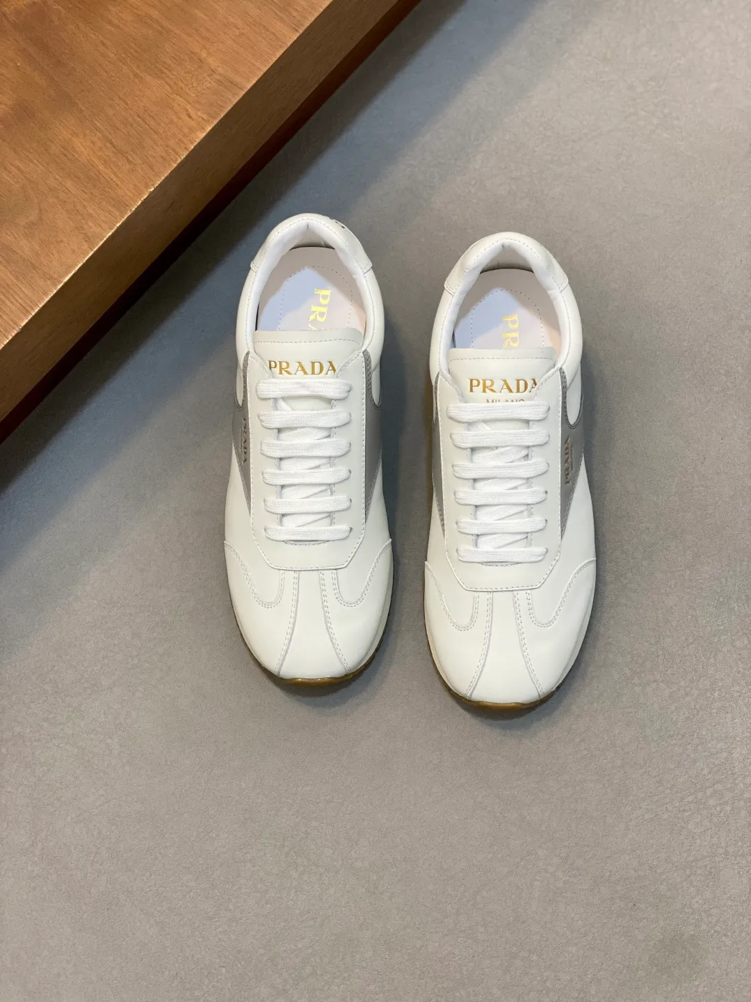 Men's shoes 💰740 Prada/Prada's new men's spliced ​​casual sports shoes. These sports shoes use exquisite stitching technology to outline a unique geometric texture, and contemporary lines and details reinterpret the classic sports style. The upper is made of ultra-official material, and the lining is full cowhide. It is lightweight, breathable, practical and versatile. The tongue is decorated with the Prada Milano logo, and the logo print is embellished with the laces. It is paired with a 2.5cm two-color rubber sole to create a comfortable wearing experience. Comes with full set of original packaging dust bag! Size: 39-40-41-42-43-44 (38, 45 customized) standard leather shoe size